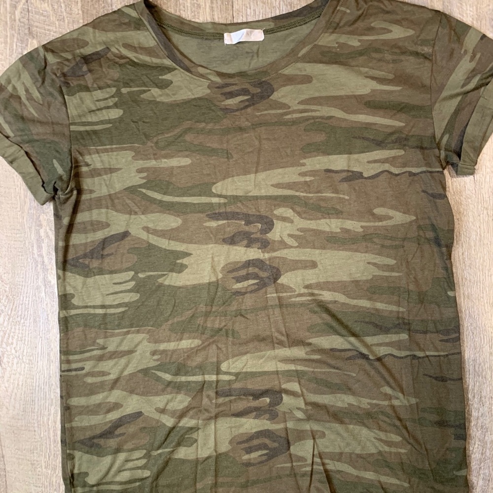 lightweight camo tee. size large